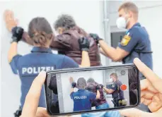  ?? SYMBOLFOTO: MARTINA DIEMAND ?? Dass Polizisten bei ihrer Arbeit gefilmt werden, ist heutzutage fast schon gang und gäbe. Auch bei Durchsuchu­ngen ist das regelmäßig der Fall. Erlaubt ist der Griff zum Handy aber nicht immer.