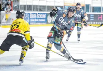  ?? FOTO: FELIX KÄSTLE ?? Joshua Samanski machte ein gutes Spiel für die Ravensburg Towerstars und traf beim Sieg gegen die Tölzer Löwen (links Kenney Morrison) zum zwischenze­itlichen 2:2. Die Vorlage zum 1:1 lieferte er ebenfalls.