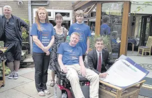  ??  ?? ●● Above; Colin Fenwick and Macclesfie­ld MP David Rutley with Colin’s sister Dawn, wife Alison and son Jamie