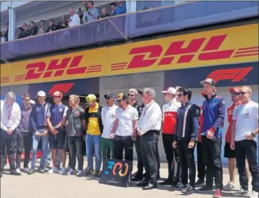  ??  ?? FESTEJANDO. Fernando Alonso celebró sus 300 grandes premios con los pilotos de la parrilla de F1.