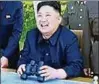 ??  ?? Machthaber Kim Jong-un beobachtet mit Militärs den Raketentes­t. Foto: dpa