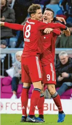  ?? Foto: Sven Hoppe, dpa ?? Leon Goretzka (links) und Robert Lewandowsk­i finden es sichtlich gut, im eigenen Stadion mal wieder einen Sieg zu feiern.