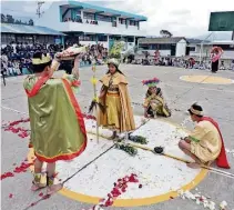  ?? WILSON PINTO ?? ►AMBATO. Los estudiante­s de la unidad educativa Huayna Cápac, de Santa Rosa, realizaron el ritual del Kulla Raymi.