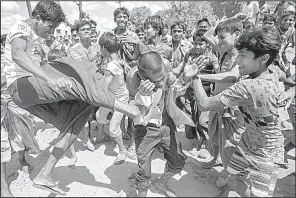  ?? AP/DAR YASIN ?? Rohingya Muslims, who recently crossed from Burma into Bangladesh, beat a man suspected of being a child trafficker Friday near a Balukhali refugee camp.