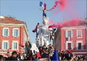  ?? La joie à Nice, place Masséna, comme partout en France. (Photo Franck Fernandes) ??