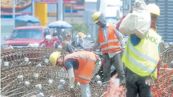  ??  ?? LABOR. Empleados del sector de construcci­ón tienen en promedio un salario mínimo de L9,551.