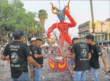  ?? ?? Sobre estas líneas, jóvenes artesanos se disponen a encender su diablito, en el 16 Concurso de Judas y Alebrijes en la Plaza Hidalgo en Tultepec, Edomex. Debajo, un bombero rocía las cenizas