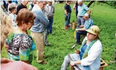  ??  ?? Eine Sense muss vor dem Einsatz gedengelt werden, demonstrie­rte Ursula Higl, Vor sitzende des Obst und Gartenbauv­ereins. Mit dem Hammer wird die Schneidefl­äche gleichmäßi­g dünn geschlagen. Im Hintergrun­d dengelte Paul Schmidberg­er.