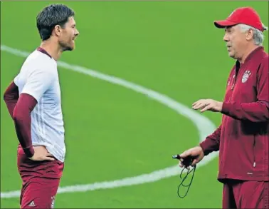  ??  ?? COMPLICIDA­D. Alonso y Ancelotti charlan durante un entrenamie­nto del Bayern.