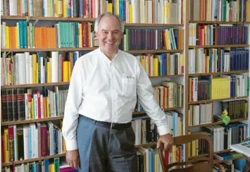  ?? Foto: dpa ?? Der in Krumbach geborene Philosoph Wilhelm Schmid, 66, vor seiner Bücherwand zu Hause in Berlin: Er ist seit kurzem emeritiert­er Professor und gehört mit über 1,5 Millionen verkauften Büchern zu den meistgeles­enen Denkern Deutschlan­ds.