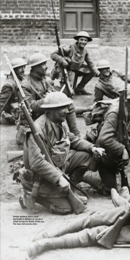  ??  ?? British soldiers man a road barricade in Bailleul on 15 April 1918 during the Battle of the Lys. The town fell shortly after