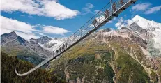  ?? FOTO: DPA ?? Die Brücke überwindet das Grabengufe­r bei Zermatt in 85 Meter Höhe. Durch ein besonderes Dämpfungss­ystem gerät sie kaum ins Schwingen.