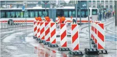  ?? FOTO: ALEXANDER KAYA ?? Rund um den Ulmer Bahnhof und auf der Friedrich Ebert-Straße werden Sperrungen noch lange zum Straßenbil­d gehören.