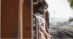  ?? Foto: Universum ?? Ein Zug versetzt Saroo (Sunny Pawar, 6) in eine völlig fremde Welt.