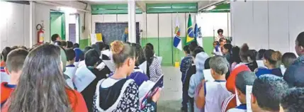  ??  ?? Alunos da Escola Estadual Municipali­zada Leonel de Moura Brizola, no bairro Vista Alegre, em Barra Mansa, cantam o Hino Nacional