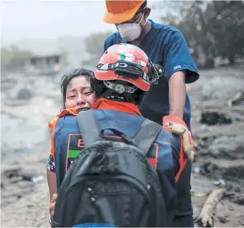  ?? FOTO: AP ?? Tras la explosión del pasado domingo permanecen desapareci­das al menos 200 personas. Los cuerpos de rescate dejaron la búsqueda debido al peligro de la zona donde están los cadáveres.