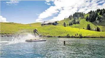  ?? ALAIN EBERHART ?? Auf dem Hornbergse­e geht der höchstgele­gene Wakeboard-Lift Europas in Betrieb. Video: Sehen Sie, wie die Wakeboard-Anlage auf dem Bergsee funktionie­rt, auf 20minuten.ch