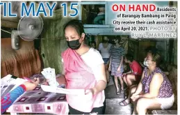  ?? PHOTO BY RUY L. MARTINEZ ?? ON HAND
Residents of Barangay Bambang in Pasig City receive their cash assistance on April 20, 2021.