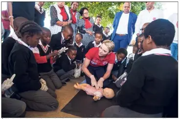  ?? (Photos Eric Mathon/Palais princier) ?? À l’école primaire Gugulesizw­e, la princesse a donné un cours de gestes de premiers secours aux élèves.