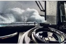  ?? (Photo F.Bogaert) ?? Le  novembre , les vagues de la Méditerran­ée se brisent violamment contre la proue du patrouille­ur Jacoubet.5
