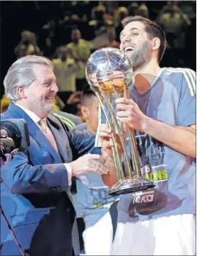  ??  ?? MINISTRO. Íñigo Méndez de Vigo entrega la Copa a Felipe Reyes.