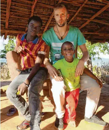  ?? Foto: Privatsamm­lung Herkommer ?? Der Türkheimer Michael Herkommer (28) arbeitete ein Jahr lang freiwillig als Lehrer in Malawi. Die Kinder dort hat er kennen gelernt und wird ihre Zuneigung und Fröhlichke­it nie mehr vergessen.