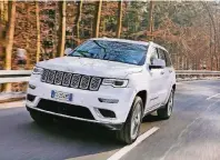  ?? FOTO: HERSTELLER ?? Wuchtig und kraftvoll tritt der 250 PS starke Jeep Grand Cherokee auch im Gelände auf.