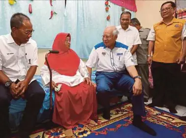  ?? PIC BY FARIZUL HAFIZ AWANG ?? Prime Minister Datuk Seri Najib Razak visiting former Kampung Salong Wanita Umno chief Fatimah Mahidin at her home in Kampung Baru Salong, Pekan.