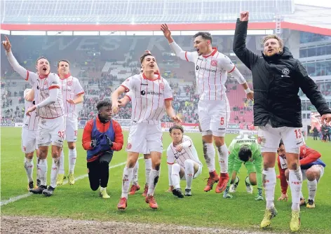  ?? FOTO: WOLFF ?? Außer Rand und Band: So wie hier nach dem 3:1-Sieg in Kaiserslau­tern gab es für Fortuna schon oft Grund zum Feiern. Bis jetzt stehen 16 Ligasiege zu Buche.