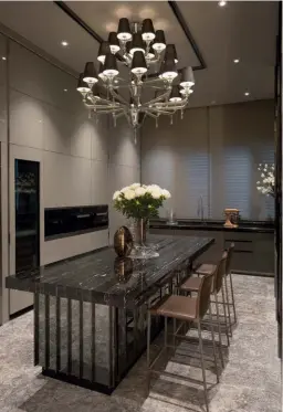  ??  ?? LEFT TO RIGHT This Barovier & Toso chandelier is a grand addition to the kitchen; the dining table is dressed with fine silverware