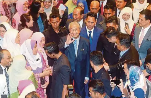  ?? PIC BY MOHD FADLI HAMZAH ?? Prime Minister Tun Dr Mahathir Mohamad arriving for a get together with government officers in Putrajaya yesterday.