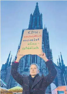  ?? FOTO: KROHA ?? Klimaaktiv­isten wollten auf das Ulmer Münster klettern, um dort ein CDU-kritisches Banner zu enthüllen. Am Ende wurde es ein Papp-Plakat.