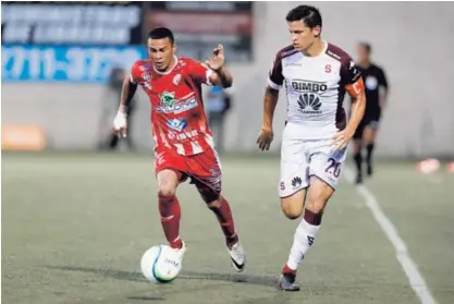  ?? JOSÉ CORDERO ?? Youstin Salas jugó en la primera jornada de la cuadrangul­ar final del Torneo de Apertura 2017 ante Saprissa. Aquí, en plena acción contra el morado Daniel Colindres.