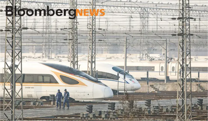  ?? China tiene la red de trenes bala más extensa del mundo e invertirá $556 mil millones, para expandir su sistema ferroviari­o en un 18% durante los próximos dos años. Bloomberg/ La República ??