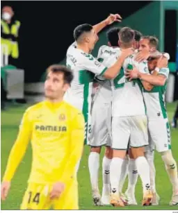  ?? EFE ?? El Elche celebra uno de sus goles con Triguero en primer plano.