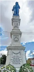  ?? ?? instancias Gubernamen­tales colocaron ofrendas florales alrededor de su monumento ubicado en la avenida Juárez