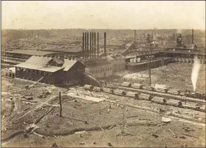  ?? (Courtesy of the Butler Center for Arkansas Studies, Central Arkansas Library System) ?? Bird’s-eye view of the Union Saw Mill in Huttig (Union County); circa 1907–1912