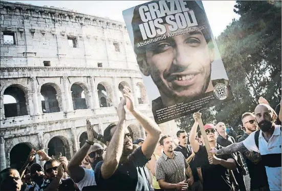  ?? NURPHOTO / GETTY ?? Manifestac­ión en Roma de la ultraderec­ha contra la ley de Ciudadanía, con un cartel con la imagen de uno de los terrorista­s de París