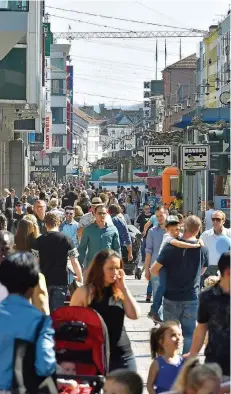  ?? FOTOS: BECKER&BREDEL ?? Tausende Menschen nutzten bei frühsommer­lichem Wetter den außerplanm­äßigen Einkaufsta­g, um in der Stadt zu bummeln.