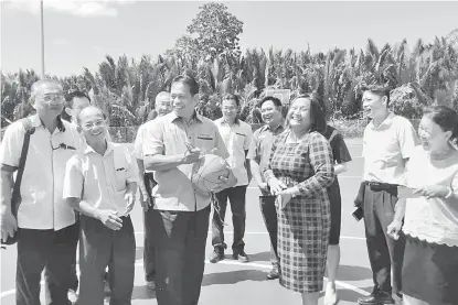  ??  ?? KEMUDAHAN SUKAN: Dr Abdul Rahman (tiga kiri), Teo (dua kiri) Sze (kanan) bersama tetamu lain pada penyerahan gelanggang bola keranjang SJK Yuk Hin semalam.