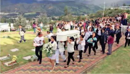  ??  ?? ACTO. La muerte de la niña originó conmoción a nivel local, nacional e internacio­nal. (Foto archivo)