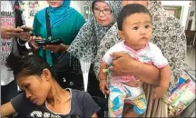  ?? KARDONO/JAWA POS ?? KELUAR RS: Sri Rabitah (kiri) saat baru keluar dari RS Biomedika Mataram bersama anaknya yang berusia 4 bulan, Nanda Sasmita. Karena ibunya masih lemas, bayi itu sementara dititipkan di rumah penampunga­n sosial anak NTB.