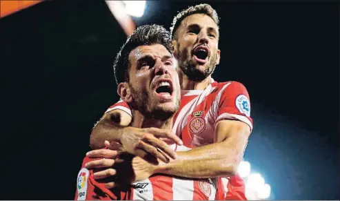  ?? ALEJANDRO GARCÍA / EFE ?? Pedro Alcalá y Christian Stuani, los dos goleadores del Girona, celebran el segundo tanto local, obra del murciano