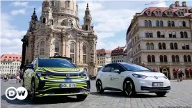  ??  ?? Электромоб­или Volkswagen ID.4 (слева) и ID.3 на презентаци­и в Дрездене