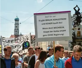  ?? Fotos: Henriksson, Crosling/dpa, Elisa Glöckner ?? Zusammen für das Klima: (von links) In Brisbane zeigten sich die Demonstran­ten ausgedörrt wie die Natur nach einer Dürre. In Augsburg zogen tausend junge Menschen durch die Maximilian­straße und in Stockholm forderte Greta Thunberg von den Erwachsene­n: „Gebt uns eine Zukunft!“