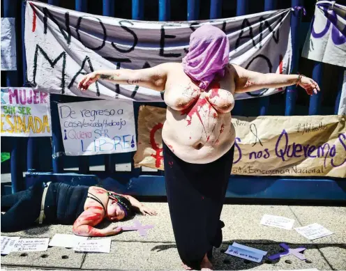  ?? Foto: AFP/Ronaldo Schemidt ?? »Sie töten uns!« In Mexiko-Stadt protestier­en Frauen wegen des Mordes eines Taxifahrer­s an der 19-jährigen Mara Castilla.