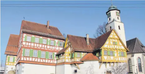 ?? FOTOS: SCHOLZ ?? Das Weberei- und Heimatmuse­um in Laichingen soll in mehreren Bauabschni­tten im Bereich der Fassade saniert werden.