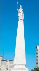  ??  ?? Pirámide. De 1811, es el primer monumento público. La figura del tope representa a la República.