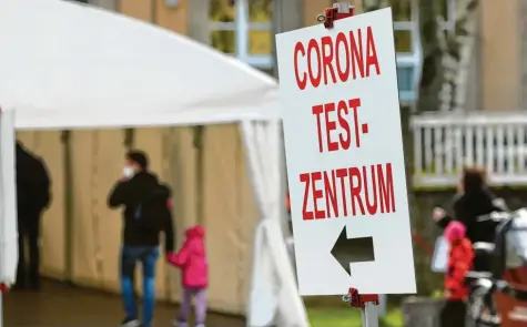  ?? Foto: Bernd Wüstneck, dpa (Symbolbild) ?? Hinweis auf eine Corona‰Teststatio­n. Weitere Angebote im Landkreis Augsburg gibt es jetzt in Horgau, Altenmünst­er und Thierhaupt­en.