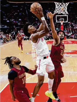  ?? David J. Phillip/Associated Press ?? Rockets rookie Amen Thompson, center, averaged 19.5 points and 9.3 rebounds over the four games leading up to Saturday’s matchup with the Utah Jazz.
